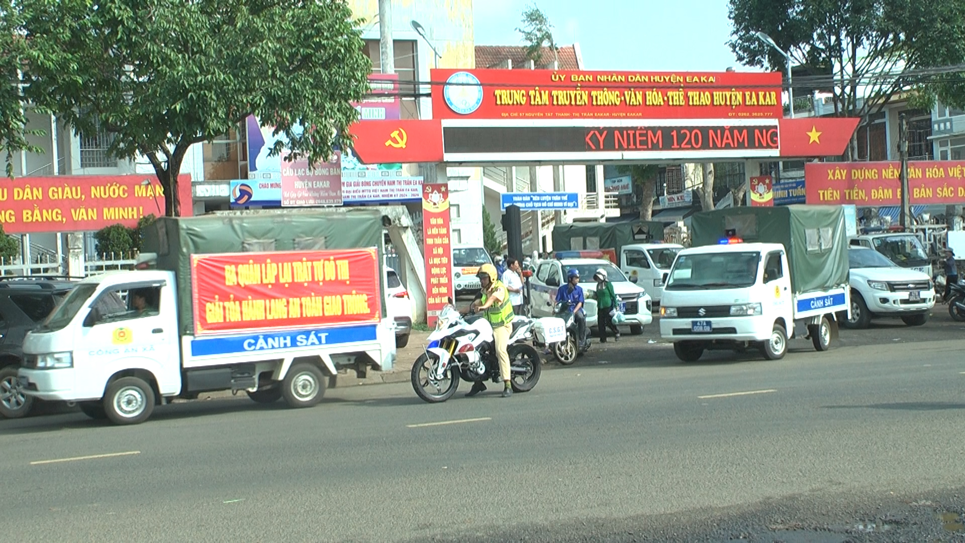UBND huyện Ea Kar tổ chức Lễ ra quân lập lại trật tự đô thị - hành lang giao thông và vệ sinh môi trường đợt II, năm 2024